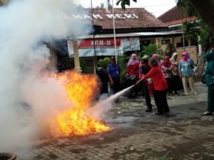 api menyambar dalam pelatihan depan kelurahan meri
