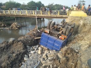 Tanah Ambles, Truck Bermuatan Material Batu Terguling Ke Dalam Sungai