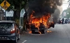 Mobil Carry Membawa 1 Bayi Dan 3 Orang Wanita Mendadak Terbakar