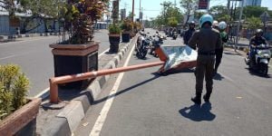 Papan Reklame Jl. Benpas Mojokerto Roboh, Siapa Yang Bertanggung Jawab.