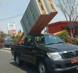 Di Duga Tak Berkualitas Papan Reklame Di Benteng Di Bongkar