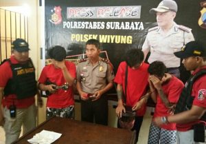 Ngamen Sambil Sikat HP Tiga Pemuda Diamankan Petugas Polsek Wiyung Surabaya