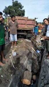 Ditabrak Dum Truk, Anita Meregang Nyawa