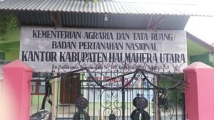 Jarang Berkantor, Kepala Badan Pertanahan Halut, Diminta Dicopot Dari Jabatan