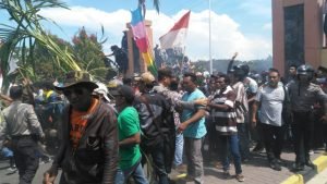 ‘Hujani’ Halaman DPRD Halut Dengan Buah Kelapa, Aksi Demonstrasi Berakhir Bentrok