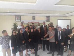 Baliho Petinggi GMIH Dirusak Peserta Demonstrasi, Para Pendeta Dan Tokoh GMIH Menghadap Kapolres Halut