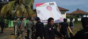 Panwaslu Kecamatan Tobelo Cabuti Baliho Caleg Yang Tidak Ikuti Aturan