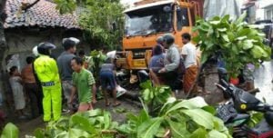 Rem Blong, Fuso Tabrak Pohon Dan Motor
