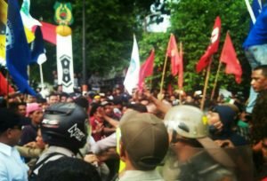 Elemen Gerakan Cipayung Kembali Gelar Aksi Di Depan Kediaman Gubernur Malut