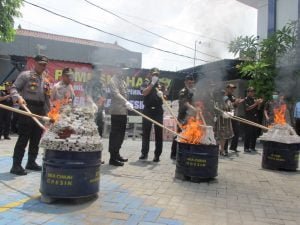 Ratusan Rokok Ilegal Dimusnahkan
