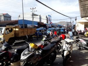 Jalan Raya Jadi Tempat Parkir, Warga Mengeluh