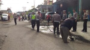 Satlantas Polres Halut Lakukan Penutupan Jalan Berlubang