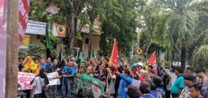 Elemen Gerakan Mahasiswa Geruduk Kantor Kejari Lamongan