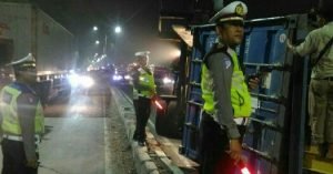 Tak Kuat Menanjak, Truk Kontainer Terguling