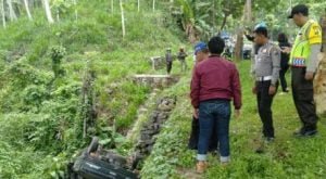 Hilang Kendali, Mobil Pick Up Terperosok