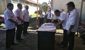 Serahkan Bantuan Alsintan, Frans Manery Tekankan Perlunya Diversifikasi Pertanian