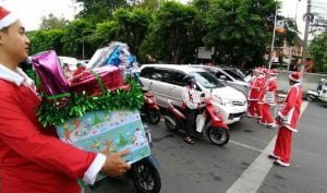Santa Claus Bagi-Bagi Kado Untuk Pengguna Jalan
