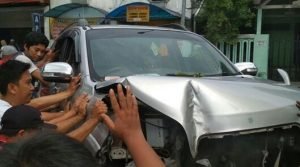 Diduga Mengantuk, Mobil Toyota Tabrak Pohon