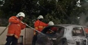Usai Tabrak Barrier, Mobil Yaris Terbakar