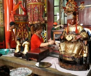 Sambut Imlek 2019, Umat Tionghoa Gelar Ritual Pembersihan Patung