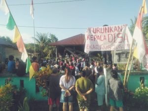 Diduga Salahgunakan Anggaran Desa, Masyarakat Desa Bale Boikot Kantor Desa