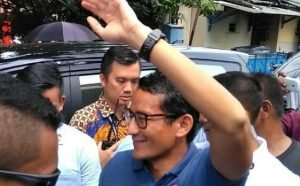 Pakai Kaos Warna Biru, Sandiaga Uno Jenguk Ahmad Dhani Di Rutan Medaeng