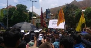Demonstran Minta Kadis Pendidikan Kota Malang, Copot Guru Yang Berbuat Cabul