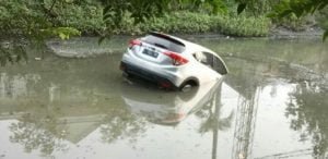 Mobil Honda H-RV Tercebur Ke Sungai Saat Di Parkir