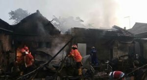 Diduga Korsleting Listrik, Rumah Dan Bengkel Motor Dilalap Jago Merah