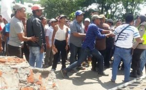 Panas Dan Kesal, Pengunjuk Rasa Akhirnya Robohkan Tembok Dan Pintu Pagar Kejari Malang