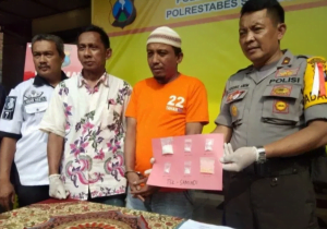 Santai Di Rumah, Seorang Bapak Di Grebek Polisi