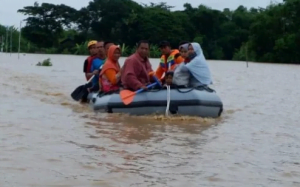 Petugas BPBD Kabupaten Ponorogo Fokuskan Evakuasi Korban Banjir