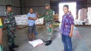 TNI ‘Sergap’ Hasil Panen Ke Bulog Tobelo