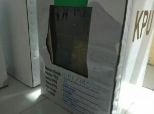 Terkena Hujan, Kotak Surat Suara Di Kampak Alami Kerusakan