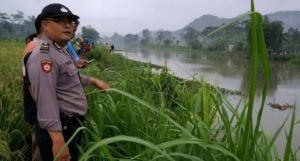 Mayat Tanpa Identitas Ditemukan Mengapung Di Kali Ngrowo