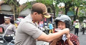 Wakapolres Pamekasan Ajak Masyarakat Agar Tetap Disiplin Dalam Berlalu Lintas