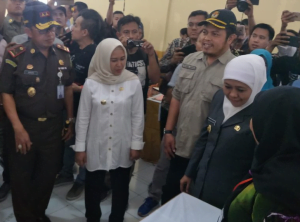 Gubernur Jawa Timur Khofifah Indar Parawansa Dan Neng Ita Tinjau TPS Di Kota Mojokerto
