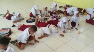 Miris! Siswa 59 Halsel Dipaksakan Melantai Saat Belajar