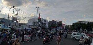 Puluhan Mahasiswa Kibarkan Bendera Palestina Di Depan Masjid Raya Ternate
