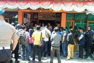 Honor Tak Kunjung Cair, PPK Dan PPS Bondowoso Gelar Aksi