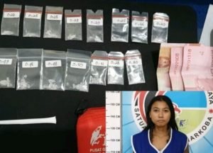 Wanita Cantik Diamankan Polisi, Kenapa?