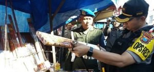 Petugas Gabungan Razia Petasan