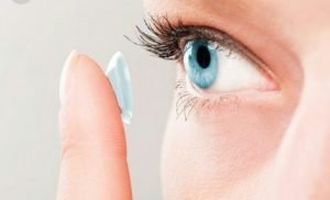 Ini Bahaya Tidur Pakai Lensa Kontak