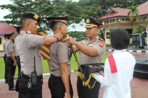 Kapolres Halsel Pimpin Upacara Korps Raport Kenaikkan Pangkat