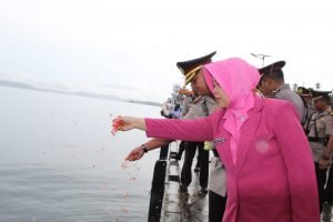 Peringati HUT Bhayangkara Ke-73, Polres Halsel Gelar Upacara Tabur Bunga