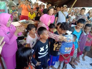 Atasi Trauma, Ketua Bhyangkari Cabang Halsel Ajak Anak – Anak Bermain Di Pengungsian