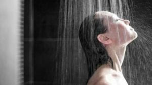 Ini Bahaya Mandi Air Dingin Usai Begadang