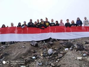 HUT RI Ke-74, FPDB Lakukan Pengibaran Bendera Di Gunung Gamalama