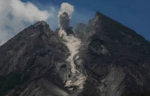 Gunung Merapi Muntahkan Awan Panas