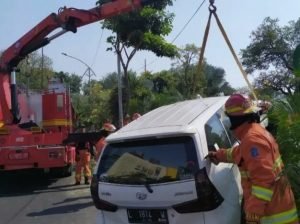 Diduga Mengantuk, Johan Tabrak Median Jalan